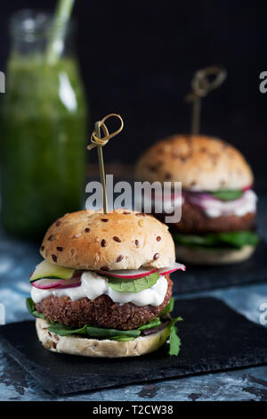 Mit Gewürzen und Kräutern köstliche vegetarische Burger zum Mittagessen oder Abendessen zu machen. Nahaufnahme, dunkle Foto Stockfoto