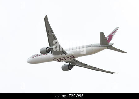 ISTANBUL, Türkei - 30. SEPTEMBER 2018: Qatar Airways Boeing 777-3 DZER (CN 36104) zieht aus Istanbul Ataturk Flughafen. Qatar Airways hat 220 Flotte Stockfoto
