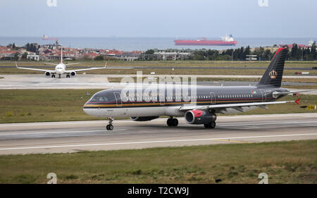 ISTANBUL, Türkei - 30. SEPTEMBER 2018: Royal Jordanian Airlines Airbus A 321-231 (CN 5177) hebt ab Flughafen Istanbul Atatürk. RJA hat 24 Flotte si Stockfoto