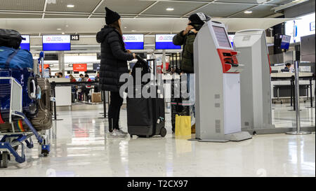 Tokio, Japan - 11. FEBRUAR 2019: Unbekannter Menschen reisen im Internationalen Flughafen Narita in Tokio, Japan. Flughafen Narita ist die vorherrschende Internat Stockfoto