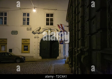 Palais Fürstenberg gesehen am östlichen Ende der Domgasse, Wien, wo es mit dem Grünangergasse, bei Nacht Stockfoto