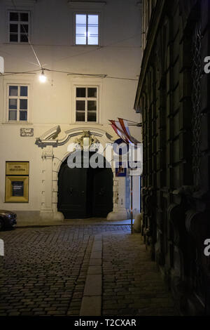 Palais Fürstenberg gesehen am östlichen Ende der Domgasse, Wien, wo es mit dem Grünangergasse, bei Nacht Stockfoto