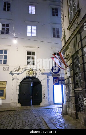 Palais Fürstenberg gesehen am östlichen Ende der Domgasse, Wien, wo es mit dem Grünangergasse, bei Nacht Stockfoto