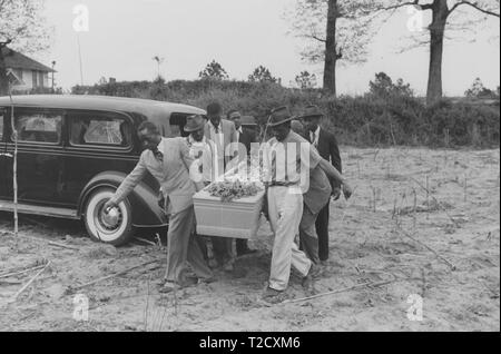 Pallbearers tragen den Sarg eines 19 Jahre alten Afrikaner - der Mann, der starb, während er an einem Sägewerk während einer Beerdigung in Heard County, Georgia, USA, Mai 1941. Von der New York Public Library. () Stockfoto