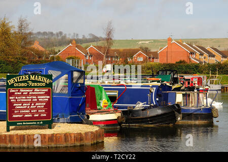 Enge - Boote in Devizes Marina auf der Kennet und Avon Kanal. Stockfoto