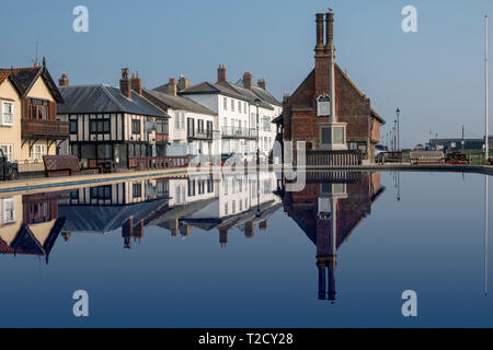 Bootfahren Teich mit Moot Hall im Hintergrund, Aldeburgh Suffolk Stockfoto