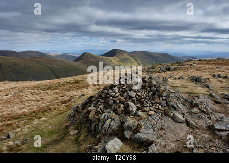 Gipfel Cairn auf steinigen Cove Hecht in Richtung Froswick, Kranke Bell und Gabel, kirkstone Pass, Lake District, Cumbria suchen Stockfoto