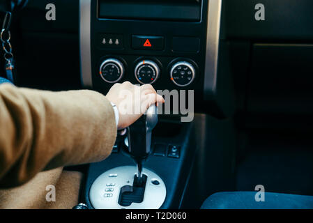 Junge Frau die Hand auf den Stick im Auto. road trip Stockfoto