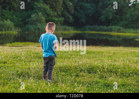 Wenig beleidigt junge allein stehende. Kopieren Sie Platz Stockfoto