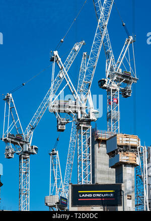 Vielen Bauunternehmen Turmdrehkrane auf der Baustelle Sanierung von St James in Edinburgh, Schottland, Großbritannien Stockfoto