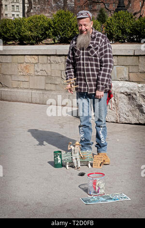 Syers marionettist Ricky und seine Marionette Koteletts Sawyer der Schlagzeuger in Union Square Park in New York City an einem warmen Frühlingstag. Stockfoto