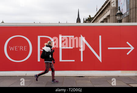 Frau geht Vergangenheit Billboard an der Baustelle Sanierung Bauarbeiten der Royal Scottish Academy und Scottish National Gallery Kunst Museen auf. Stockfoto