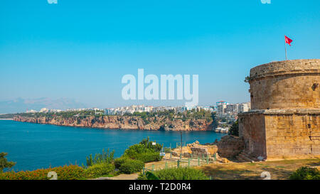 Hidirlik Turm während des Tages. Schießen in Antaya, Türkei. Stockfoto