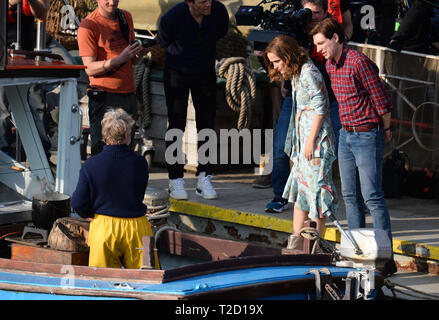 Warf Mitglied Rose Byrne (Zweiter von rechts) und Domhnall Gleeson (rechts) an der Themse in Richmond, Surrey, während der Dreharbeiten für die Fortsetzung der "Klassiker der Kinder Peter Hase. Stockfoto