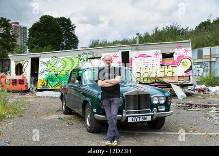 Gavin Turk, Künstler, mit seinem alten Rolls Royce Auto auf Ödland in der Nähe seiner East London Studio fotografiert, Vereinigtes Königreich Stockfoto