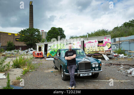 Gavin Turk, Künstler, mit seinem alten Rolls Royce Auto auf Ödland in der Nähe seiner East London Studio fotografiert, Vereinigtes Königreich Stockfoto