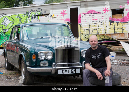 Gavin Turk, Künstler, mit seinem alten Rolls Royce Auto auf Ödland in der Nähe seiner East London Studio fotografiert, Vereinigtes Königreich Stockfoto