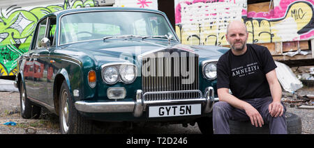 Gavin Turk, Künstler, mit seinem alten Rolls Royce Auto auf Ödland in der Nähe seiner East London Studio fotografiert, Vereinigtes Königreich Stockfoto