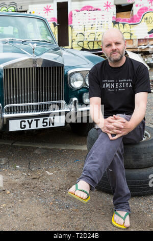 Gavin Turk, Künstler, mit seinem alten Rolls Royce Auto auf Ödland in der Nähe seiner East London Studio fotografiert, Vereinigtes Königreich Stockfoto