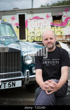 Gavin Turk, Künstler, mit seinem alten Rolls Royce Auto auf Ödland in der Nähe seiner East London Studio fotografiert, Vereinigtes Königreich Stockfoto