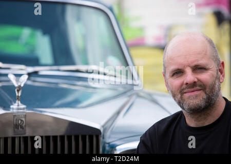 Gavin Turk, Künstler, mit seinem alten Rolls Royce Auto in der Nähe der East London Studio fotografiert, Vereinigtes Königreich Stockfoto