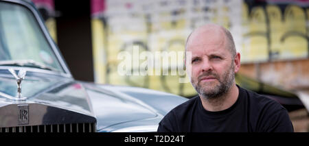 Gavin Turk, Künstler, mit seinem alten Rolls Royce Auto auf Ödland in der Nähe seiner East London Studio fotografiert, Vereinigtes Königreich Stockfoto