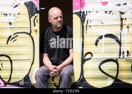 Gavin Turk, Künstler, mit dem Caravan fotografiert (nicht sein Kunstwerk) auf Ödland in der Nähe seiner East London Studio, Großbritannien Stockfoto