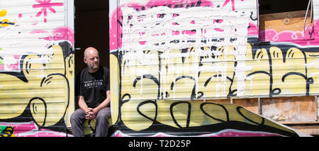 Gavin Turk, Künstler, mit dem Caravan fotografiert (nicht sein Kunstwerk) auf Ödland in der Nähe seiner East London Studio, Großbritannien Stockfoto