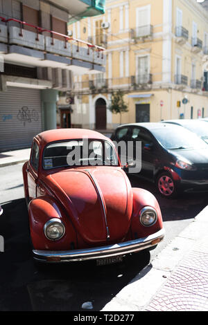 Taranto, Italien - Februar 3, 2019: Rot retro Auto Volkswagen Käfer an der Straße geparkt, enge Tiefenschärfe Stockfoto