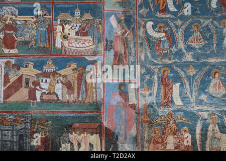 Wandmalerei auf einer Kirche in Vatra Dornei Rumänien. Schießen im April 2018 Stockfoto