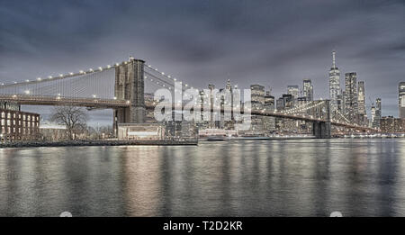 Brooklyn Bridge aus Brooklyn Bridge Park gegen einen Lower Manhattan - HDR-Bild genommen. Stockfoto