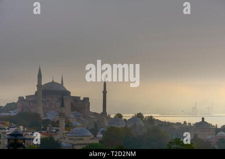 Die Hagia Sophia und den Bosporus in den frühen Sommer Morgennebel. Stockfoto