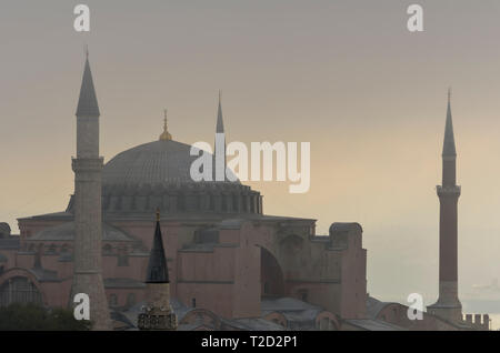 Die Hagia Sophia und den Bosporus in den frühen Sommer Morgennebel. Stockfoto