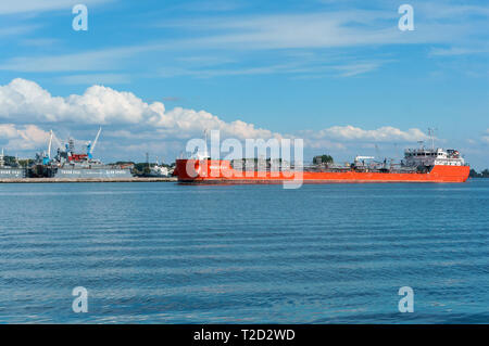 Leere Container schiff, Rot, Lastkahn auf Wasser, Baltijsk, der Region Kaliningrad, Russland, 9. September 2018 Stockfoto