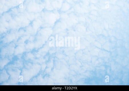 Blauer Himmel mit weißen Wolken an einem sonnigen Tag. Stockfoto