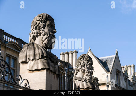 Eine Reihe von Stein gemeißelten Köpfe auf dem Geländer und Tor am Sheldonian Theatre in der Broad Street, Oxford, Großbritannien montiert. Es ist nicht bekannt, wer die Stockfoto