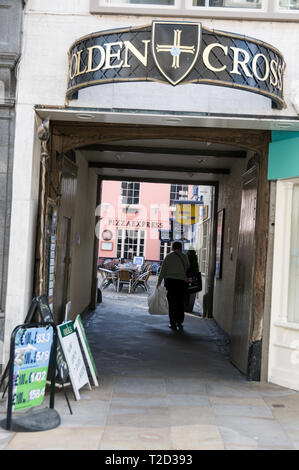 Eingang zum Goldenen Kreuz Goldenes Kreuz undercover undercover Markt aus kleinen Einzelhandelsgeschäften aus Cornmarket Street in Oxford, Großbritannien Stockfoto