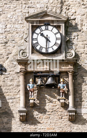 Eine große Wand Uhr auf der Carfax Tower mit einem Paar Glocken und mechanischen Figuren namens 'quarterboys', der Hammer, die viertel Stunde auf b Stockfoto