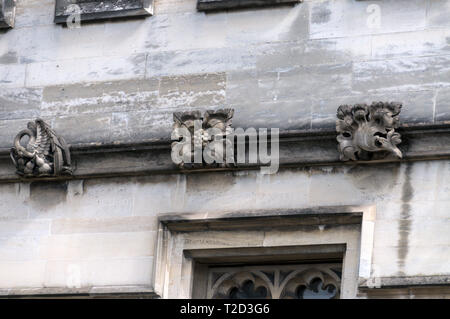 Einige der Stein geschnitzte Wasserspeiern an den Wänden entlang der Wände des Magdalen College in Oxford, Großbritannien Stockfoto