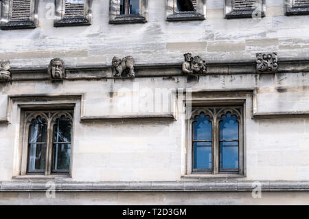Einige der Stein geschnitzte Wasserspeiern an den Wänden entlang der Wände des Magdalen College in Oxford, Großbritannien Stockfoto