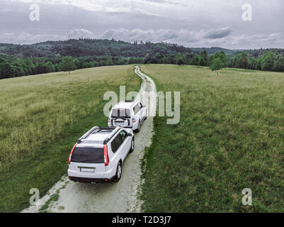 Travel Concept. Zwei suv-Auto reiten durch trail Road. Adventure Time Stockfoto