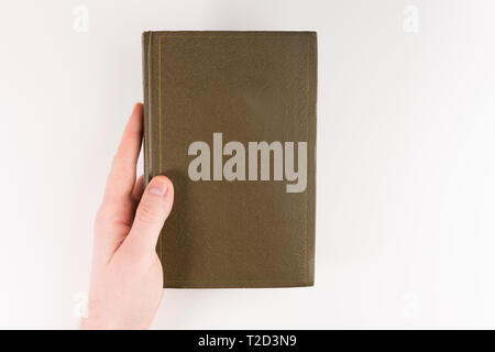 Ansicht von oben der Hände halten eine leere geschlossenes Buch, auf weißem Hintergrund Stockfoto