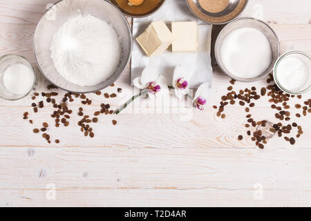 Zutaten für den Teig mit Ostern text Raum. Eier, Mehl, Butter, Rosinen, Trockenhefe, Zucker, Milch, saure Sahne auf weißem Holz- Hintergrund Stockfoto