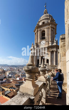 Ein paar an den Blick auf Malaga Altstadt Blick von der Dachterrasse auf die Kathedrale von Málaga, auf einem Dach, Tour, Malaga Andalusien Spanien Stockfoto