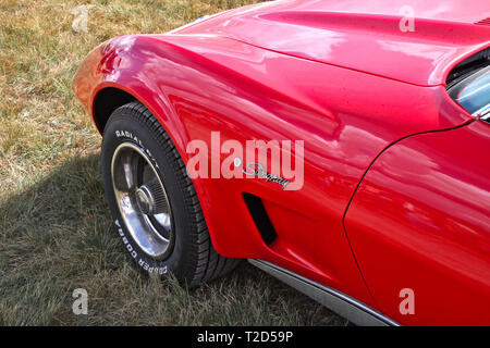 Motorhaube und Kotflügel, links von einem roten Corvette Stingray am Pick-Nick 2018, Classic Car Show in Mariehamn, Finnland. 05.08.2018 Mariehamn, Finnland Stockfoto