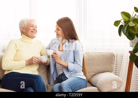 Junge Frau ältere Mutter und trinken Kaffee zusammen in Ruhe zu Hause Stockfoto