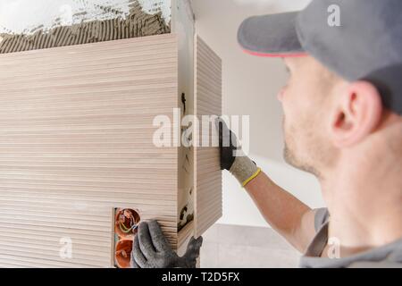 Modernes Badezimmer Fliesen Installation von Professionellen kaukasischen Installer. Stockfoto