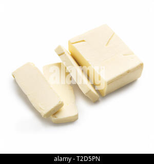 Block von Butter in Scheiben geschnitten auf weißem Hintergrund. Milchprodukte Konzept Stockfoto