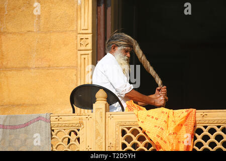 Sadhu alter Mann alter Mann bindet seine Haare unter dem Turban - Rajasthan - Jaisalmer Stockfoto