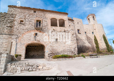 Main Gate, street view der ummauerten Dorf von Montfalcó murallat, Katalonien, Spanien Stockfoto